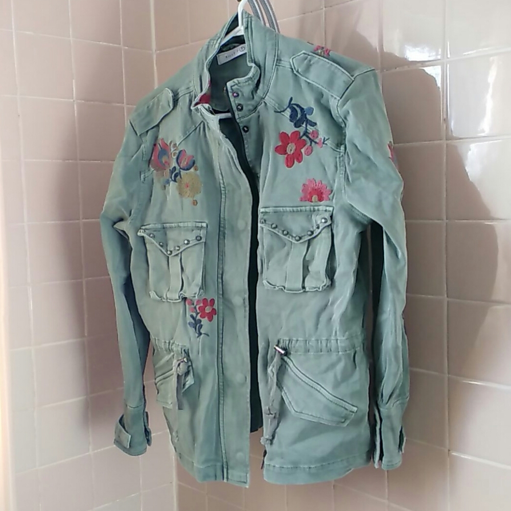 Beautiful Khaki-colour Jacket with floral patches